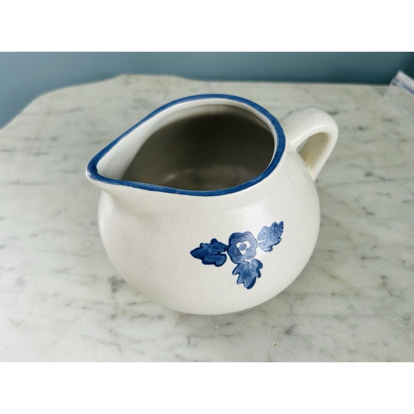 Vintage Pfaltzgraff Yorktowne Gravy Boat Pitcher Handle Stoneware Blue White