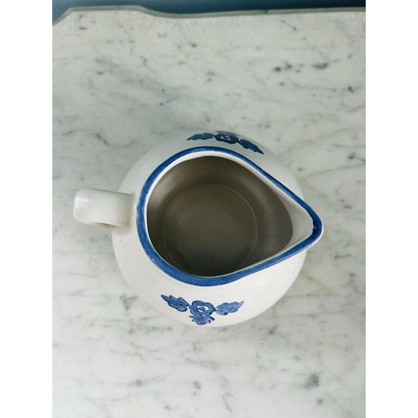 Vintage Pfaltzgraff Yorktowne Gravy Boat Pitcher Handle Stoneware Blue White