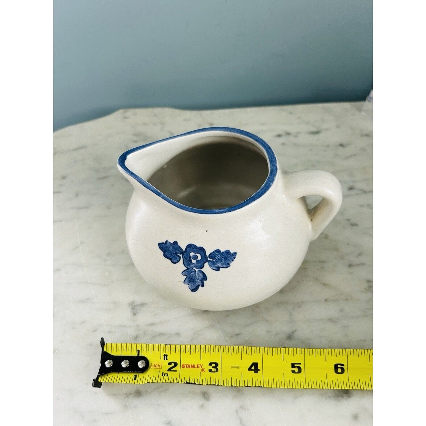 Vintage Pfaltzgraff Yorktowne Gravy Boat Pitcher Handle Stoneware Blue White