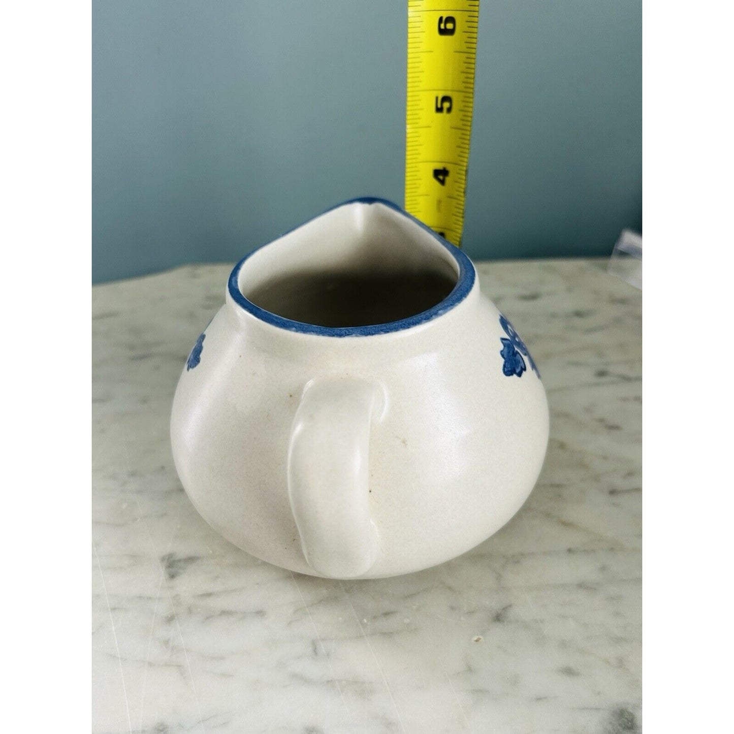 Vintage Pfaltzgraff Yorktowne Gravy Boat Pitcher Handle Stoneware Blue White